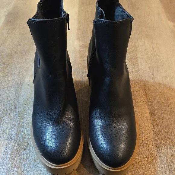 Dolce Vita - Jade Black Heeled Boots. Size 8 - Picture 4 of 7